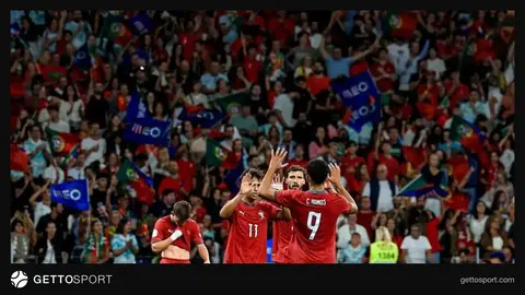 Portuqaliya millisinin futbolçuları və bayraq ilə stadion səhnəsi