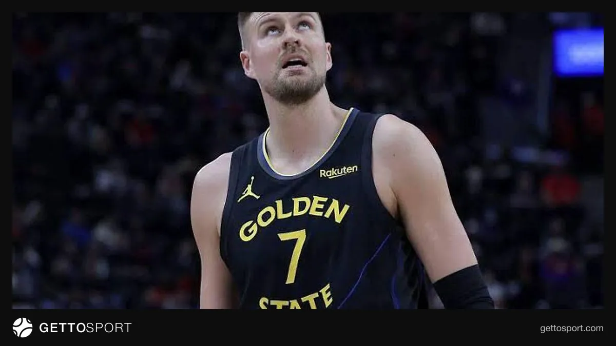 Kristaps Porziņģis məşq bazasında klub rəsmiləri ilə görüşür
