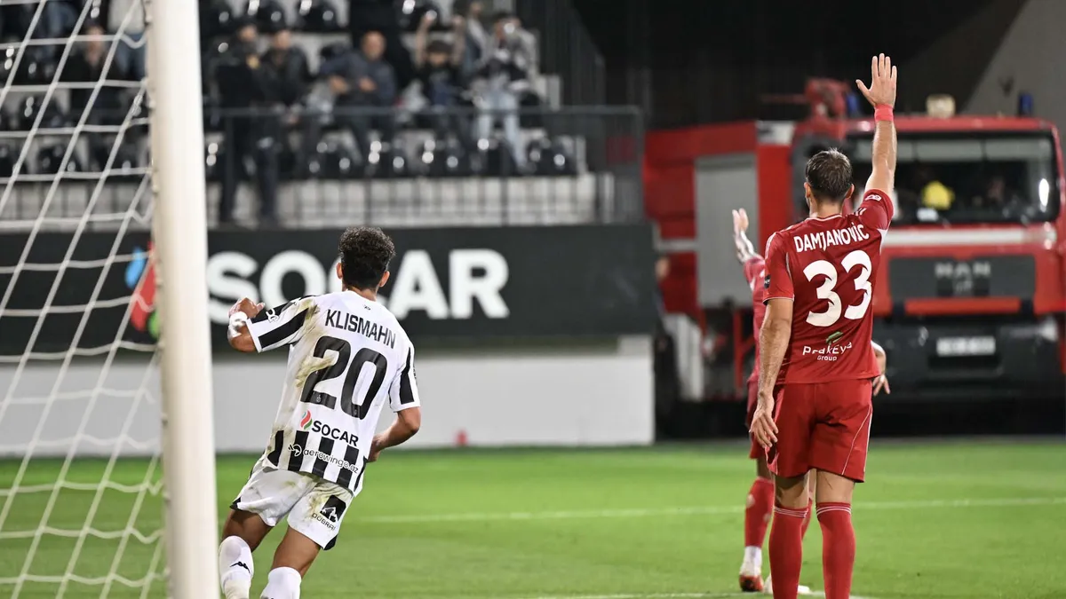 Premyer Liqa futbol meydançasında komanda oyun anı
