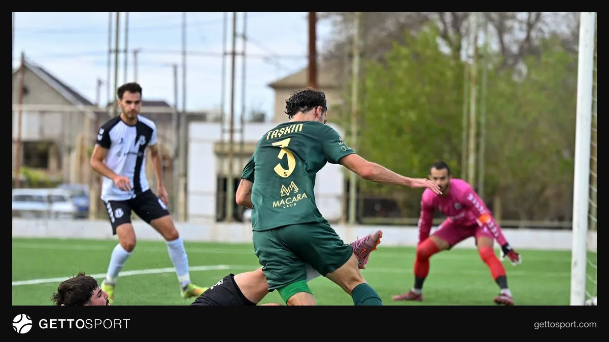 Futbol Masası studiyasında müzakirə gedən aparıcılar