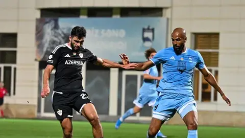Futbol stadionunda hakimlər və oyunçular oyun öncəsi xəttdə