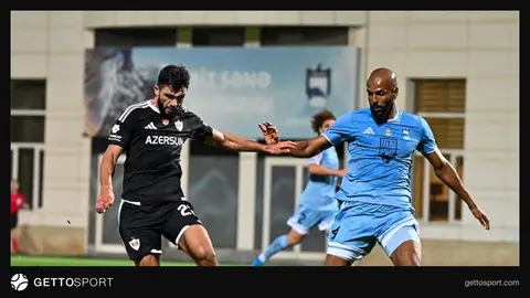 Futbol stadionunda hakimlər və oyunçular oyun öncəsi xəttdə