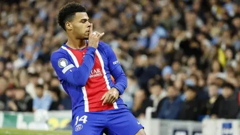 PSG oyuncularının Meinau Stadyumu'nda gol sevinci