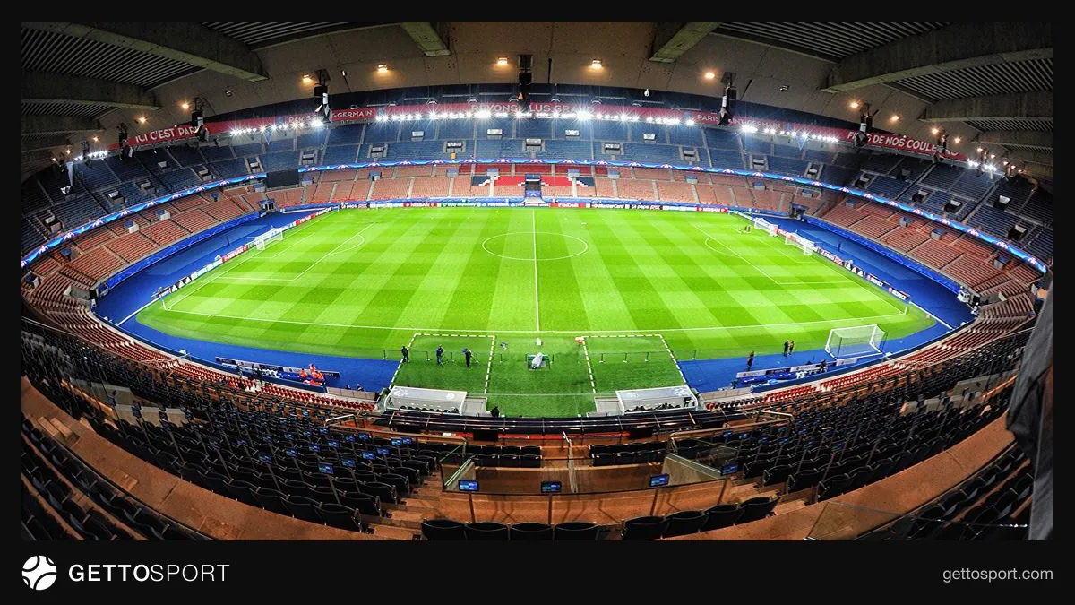PSJ və Barselona loqotipləri və Paris stadionu fonunda polis görüntüsü