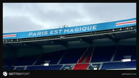 Park de Prens stadionu və qəzet lövhəsində PSJ–Barselona reklamı