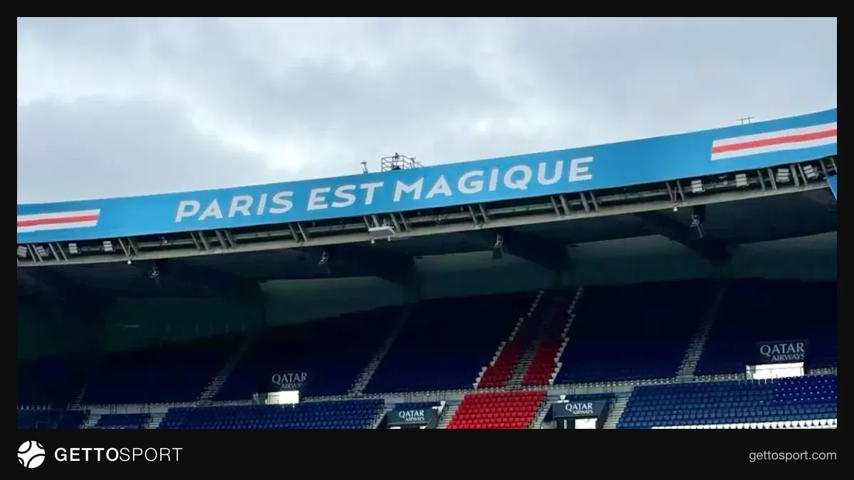 Park de Prens stadionu və qəzet lövhəsində PSJ–Barselona reklamı