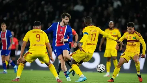 PSJ futbolçuları və oyundan səhnə, PSG formaları