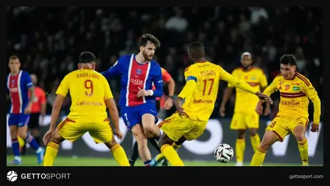 PSJ futbolçuları və oyundan səhnə, PSG formaları