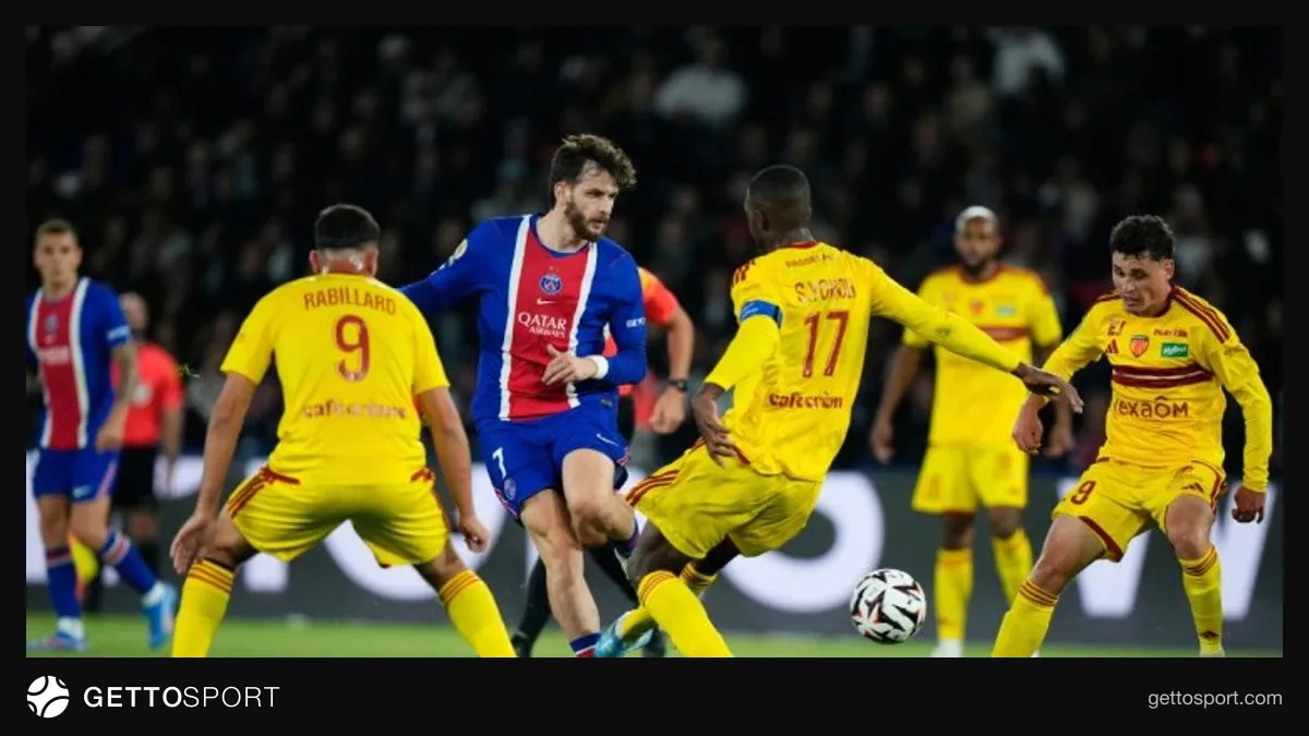PSJ futbolçuları və oyundan səhnə, PSG formaları