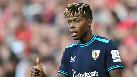 PSJ forması və Niko Uilyams futbol meydanında