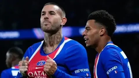 PSJ və Barselona futbolçuları Parisdə meydanda