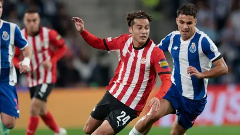 Guus Til gol sevinci ve PSV savunma görüntüsü