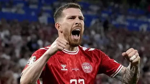 Pyer-Emil Höybyerq Marsel forması ilə stadionda