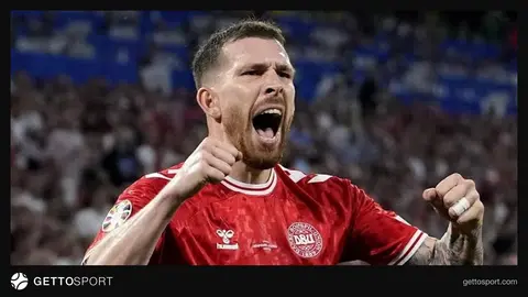 Pyer-Emil Höybyerq Marsel forması ilə stadionda