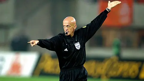 Pyerluici Kollina Bakı stadionu qarşısında, kostyumda
