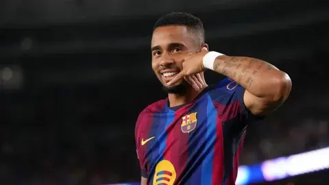 Qabriel Jezuş Barcelona forması ilə meydanda, mətbuatdan sonra danışarkən