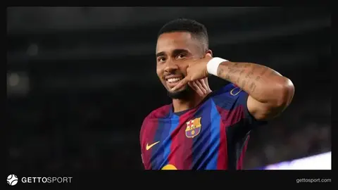Qabriel Jezuş Barcelona forması ilə meydanda, mətbuatdan sonra danışarkən