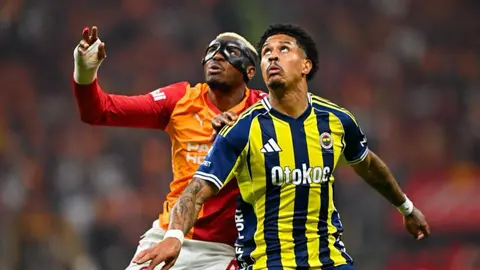 Qalatasaray və Fənərbağça klub loqoları ilə dolu stadion görüntüsü