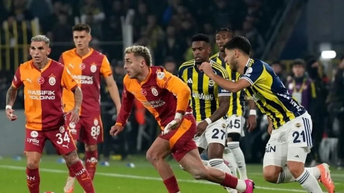 Hakim Atilla Karaoğlan və köməkçiləri stadion kənarında