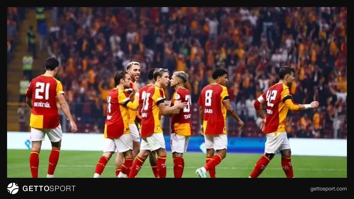 Qalatasaraylı futbolçuların meydanda sevinci, azarkeşlər və klubun sarı-qırmızı forması