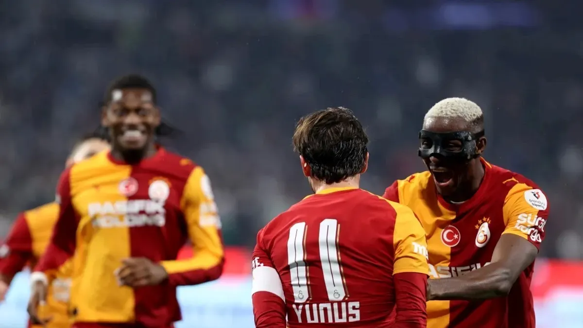 Qalatasaray futbolçuları Konyaspor qarşısında qələbəni qeyd edir