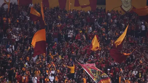 Qalatasaray loqosu və təhlükəsizlik işçiləri ilə stadion görüntüsü