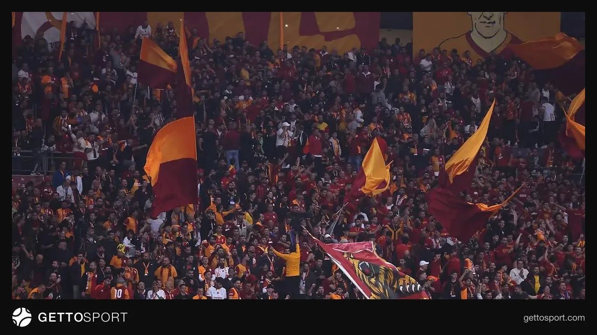 Qalatasaray loqosu və təhlükəsizlik işçiləri ilə stadion görüntüsü