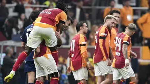 Qalatasaray oyunçuları və azarkeşləri, təhlükəsizlik tədbirləri kontekstində stadion önündə