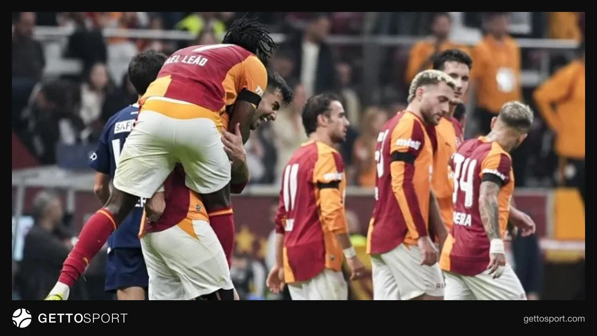 Qalatasaray oyunçuları və azarkeşləri, təhlükəsizlik tədbirləri kontekstində stadion önündə