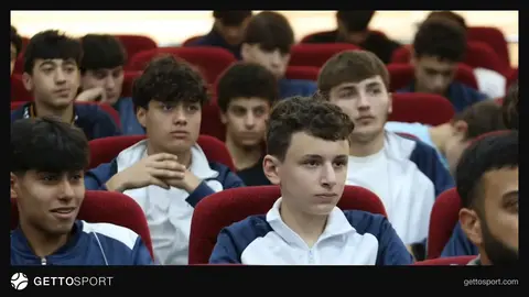 Qarabağ akademiyasının seminarında əyani mühazirə götürən futbolçular