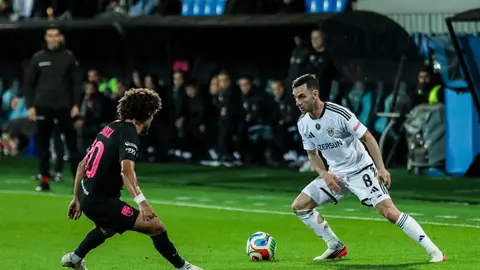 Qarabağlı futbolçular top uğrunda mübarizə aparır