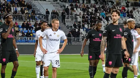 Stadionda azarkeşlər və boş skamyalar, AFFA loqosu
