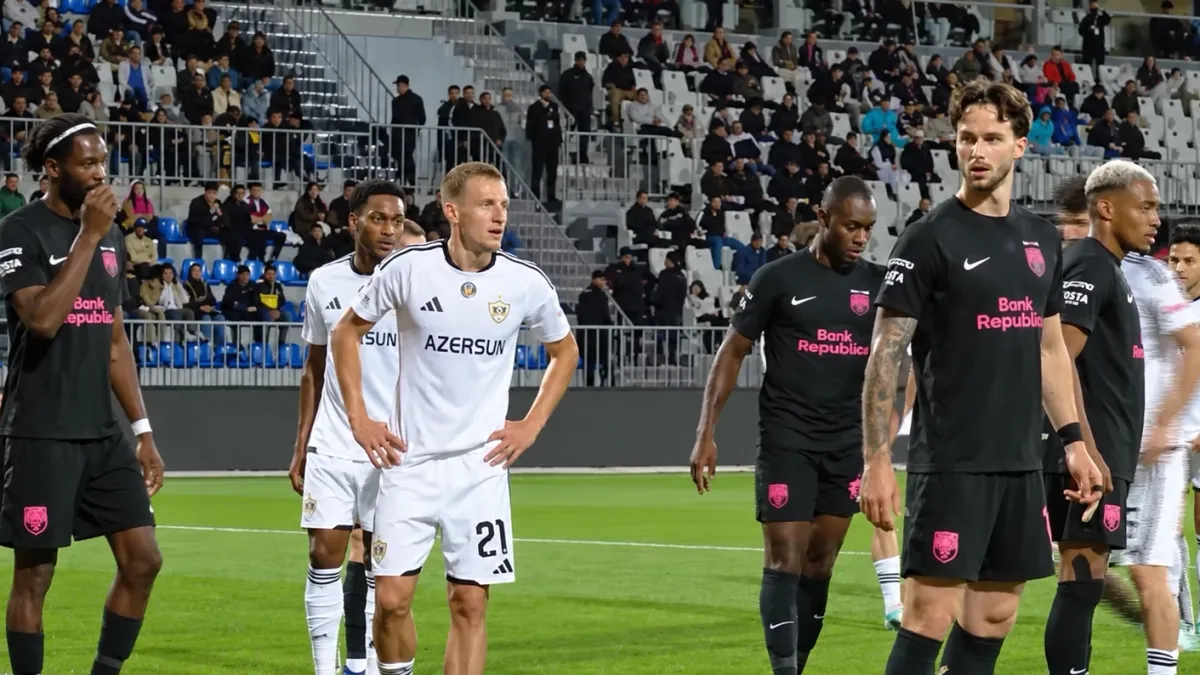 Stadionda azarkeşlər və boş skamyalar, AFFA loqosu