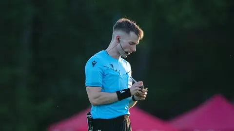 Futbol hakimi meydanda fit çalır