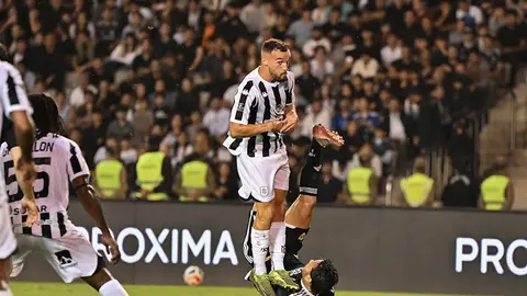 Qarabağ və Neftçi oyunundan futbolçular mübarizə aparır
