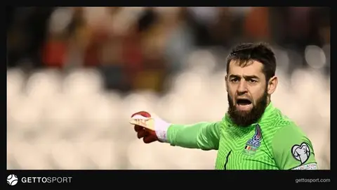Qarabağ və Neftçi futbolçuları meydanda top uğrunda mübarizə aparır