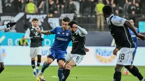 Qarabağ və Neftçi oyunundan futbolçular meydanda top uğrunda mübarizə aparır