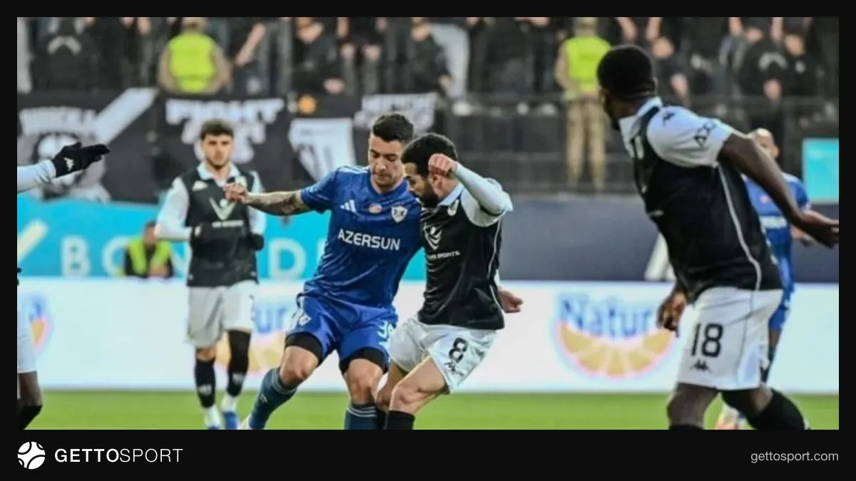 Qarabağ və Neftçi oyunundan futbolçular meydanda top uğrunda mübarizə aparır