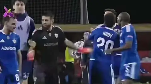 Qarabağ futbolçuları meydançada mübahisə anı