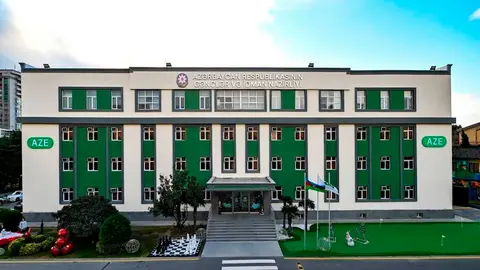 Qarabağ və Sabah komanda loqoları və futbolçular Dalğa Arena stadionunda