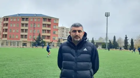 Qarabağ U-19 baş məşqçisi Rəşad Sadiqov müsahibə verərkən