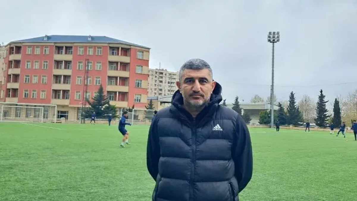 Qarabağ U-19 baş məşqçisi Rəşad Sadiqov müsahibə verərkən