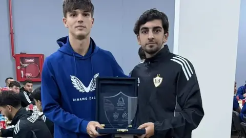 Qarabağ U-19 kapitanı Əli Qazıbəyov Zaqreb Dinamo kapitanına xatirə hədiyyəsi verir