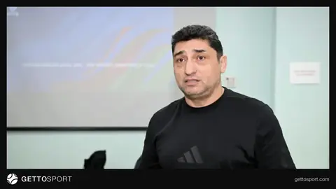 Qarabağ oyunçuları və məşqçi heyəti meydanda müzakirə aparır