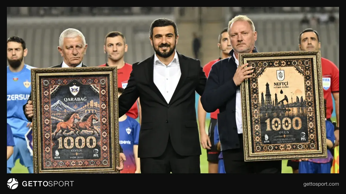 Stadionda Qarabağ və Neftçi oyunçuları və mükafat təqdimatı