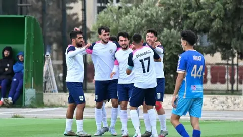 Ağstafa Gəncləri və Qaradağ Lökbatan futbolçuları matç zamanı
