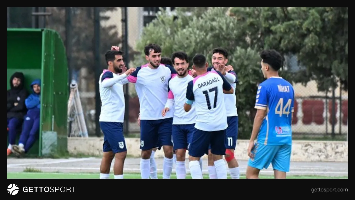 Ağstafa Gəncləri və Qaradağ Lökbatan futbolçuları matç zamanı