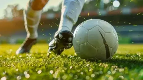 Qaradağ Lökbatan komandasının futbolçuları kubok matçında sevinir