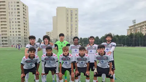 Qəbələ-2 komandasının oyun anı, futbolçular sevinir