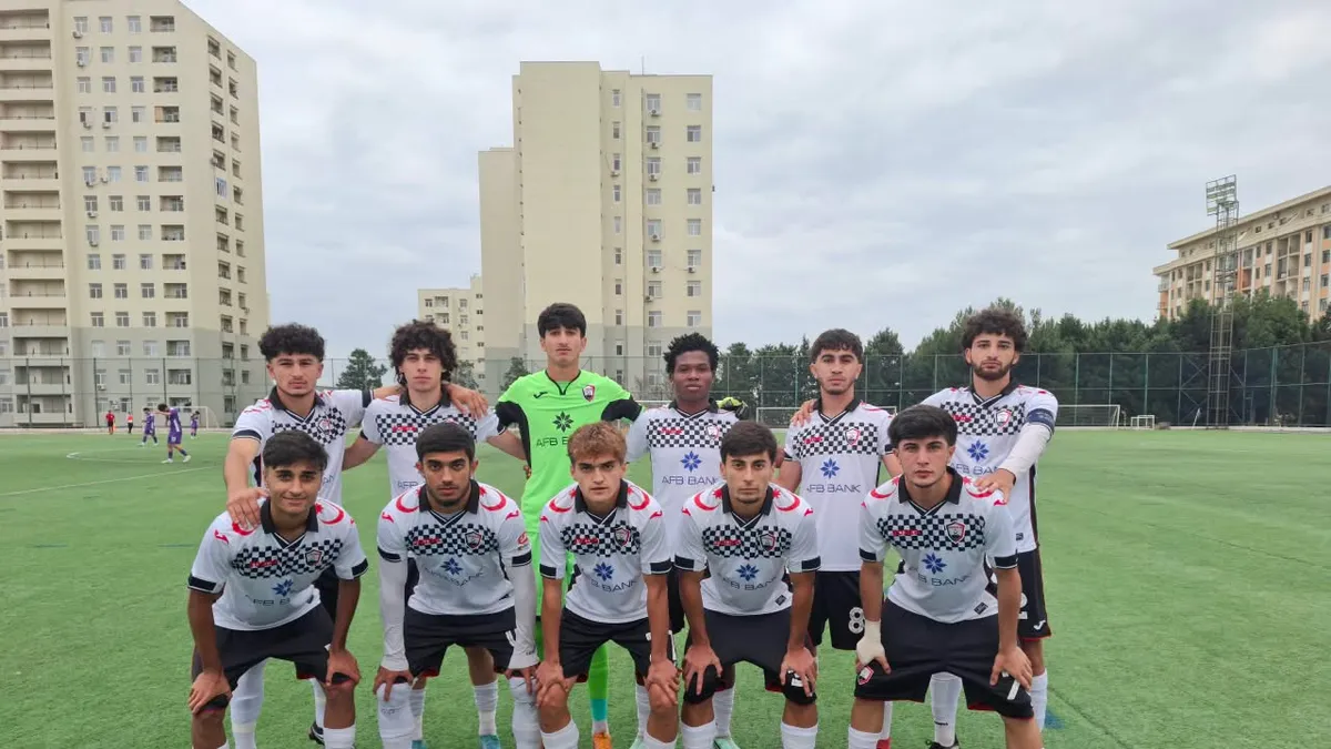 Qəbələ-2 komandasının oyun anı, futbolçular sevinir